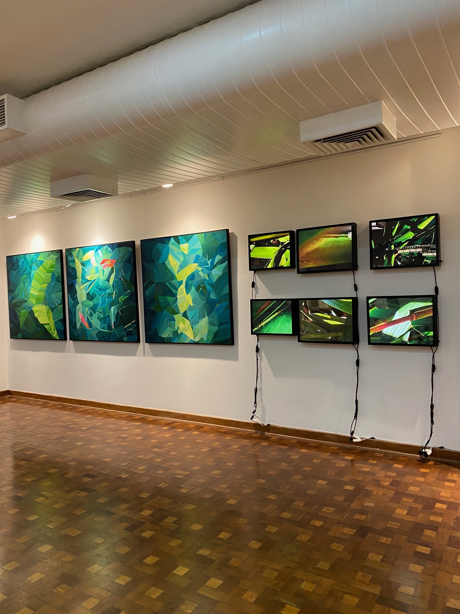 Instalação Noites da Floresta, Backlights e Pinturas, coletiva by Silvana LaCreta Ravena